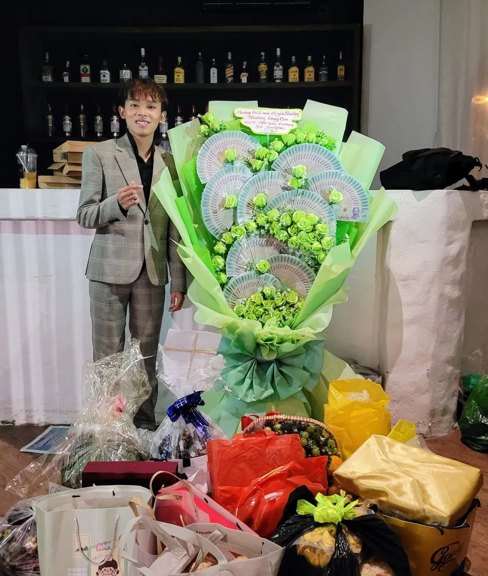 Hồ Văn Cường nhận 120 triệu đồng từ fan. Ảnh: Hồ Văn Cường FC