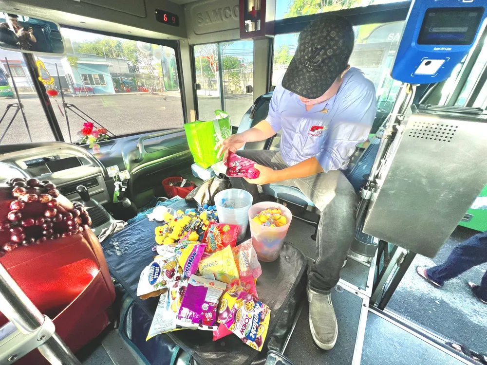 Anh Huy có mặt từ sớm để chuẩn bị những món quà bất ngờ cho hành khách “nhí”.