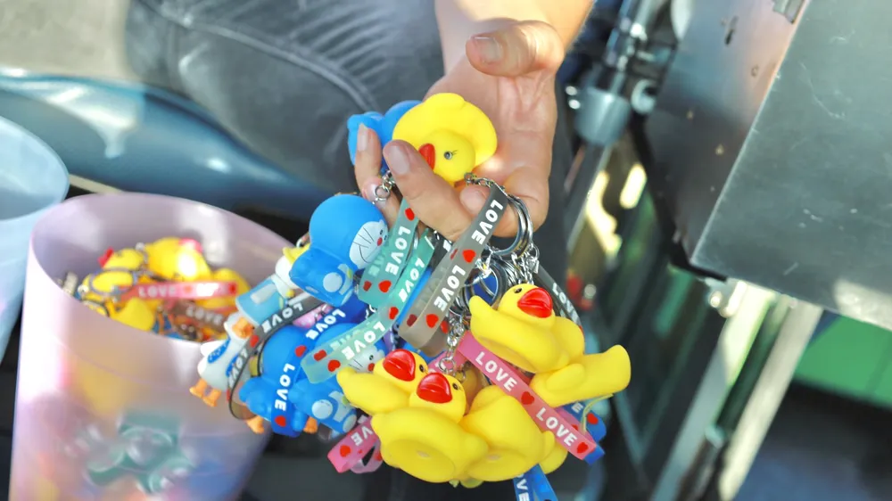 Móc khóa lưu niệm hình vịt, doreamon được anh mua từ tối hôm trước.