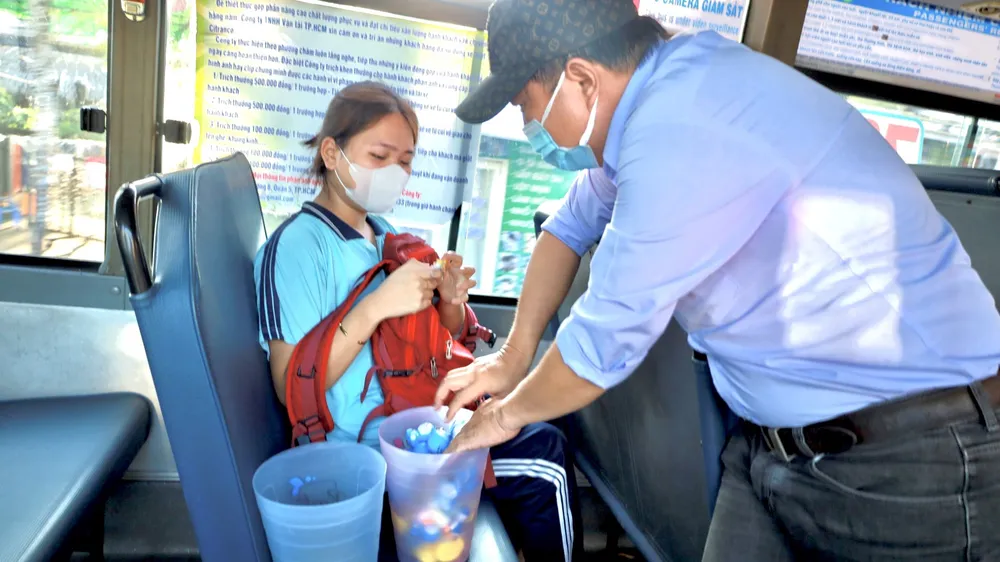 Những em học sinh đầu tiên trên chuyến xe buýt được anh tặng món quà niệm nhỏ. Em Nguyễn Thị Minh Nhiên (15 tuổi, ngụ huyện Nhà Bè) chia sẻ: “Em rất bất ngờ vì món quà của anh tài xế, đây là lần đầu tiên em được nhận quà trong ngày 1-6 khi đi xe buýt”.