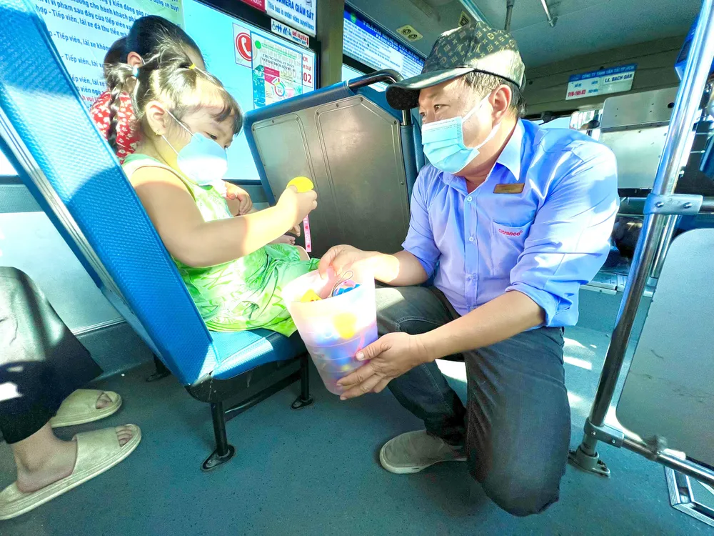 Các em thiếu nhi hồ hởi khi được anh Huy tặng quà bất ngờ nhân dịp Quốc tế thiếu nhi. Ảnh: QUỐC HƯƠNG