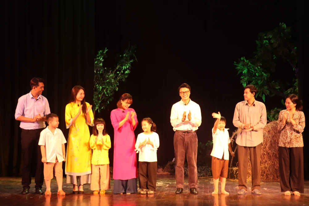 Dàn diễn viên trong vở "Cho tôi xin một vé đi tuổi thơ". Ảnh: HÀ NGUYỄN