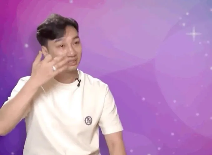 MC Thành Trung bật khóc khi nói về người cha quá cố. Ảnh: Chụp màn hình.