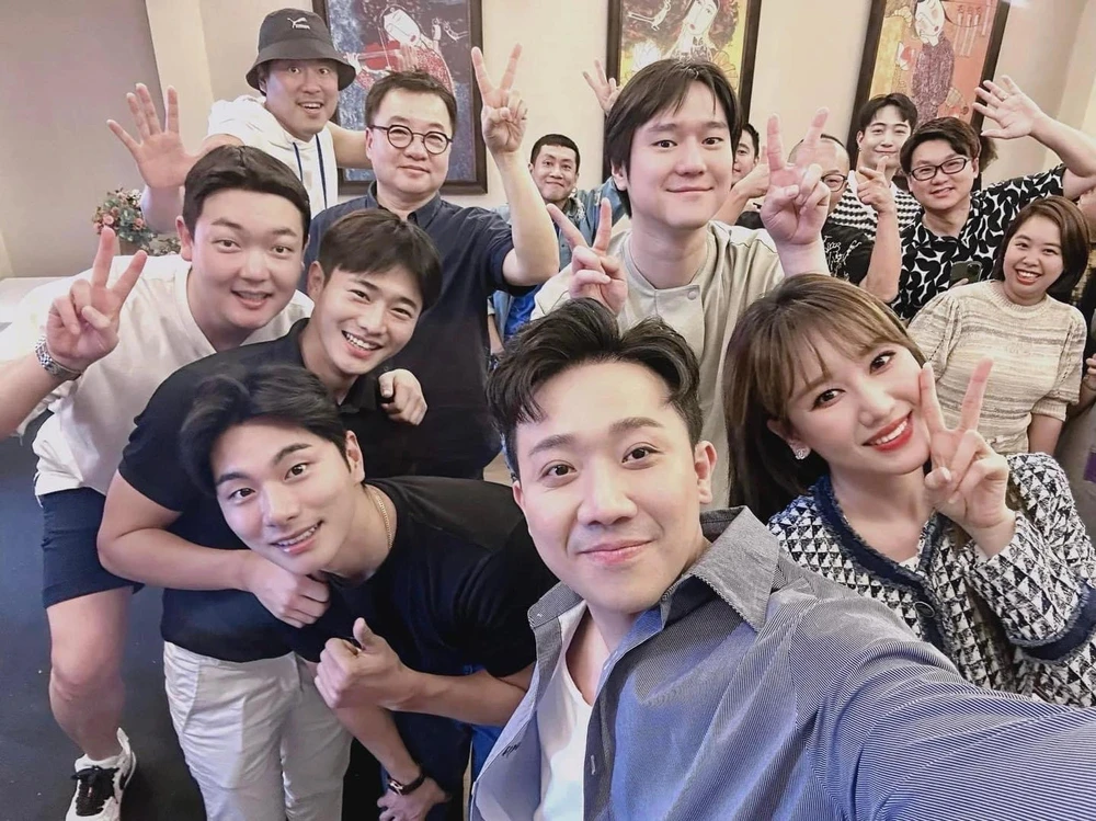 Trấn Thành chụp ảnh cùng Lee Yi Kyung và ê-kíp Hàn vào đầu năm 2023. Ảnh: FBNV
