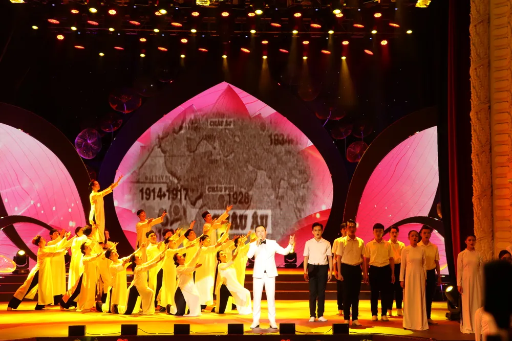 Ca sĩ Phạm Trang với liên khúc &quot;Dấu chân phía trước, Người Cộng sản đầu tiên&quot;.