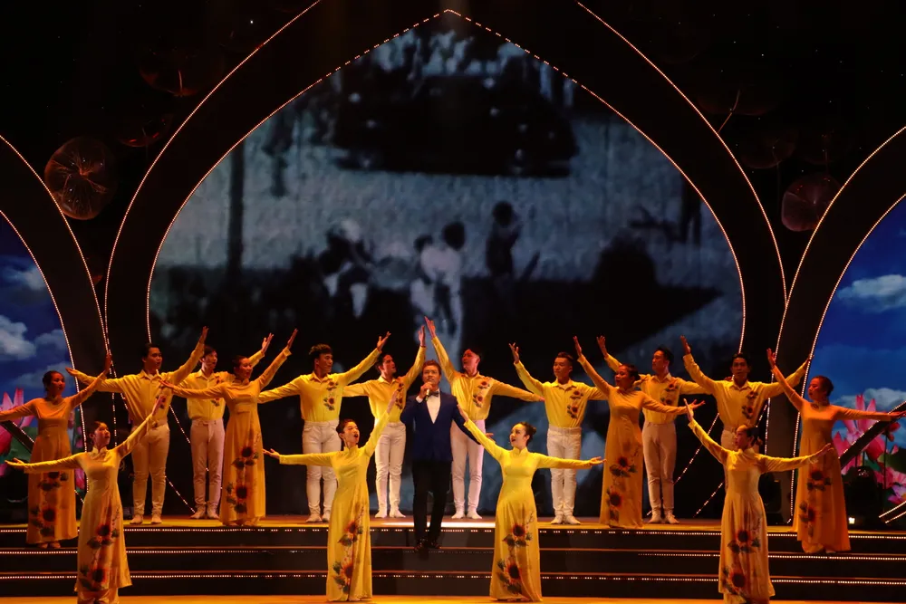 Tiết mục &quot;Ca ngợi Hồ Chủ tịch&quot; của ca sĩ Anh Bằng.