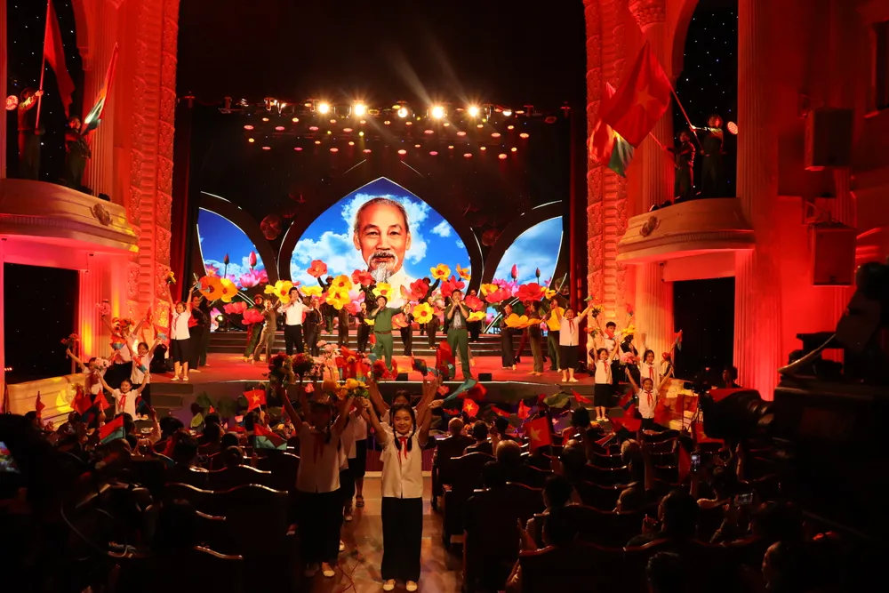 Dương Quốc Hưng, Thanh Sử, Đào Mác thể hiện tiết mục &quot;Như có Bác Hồ trong ngày vui đại thắng&quot;