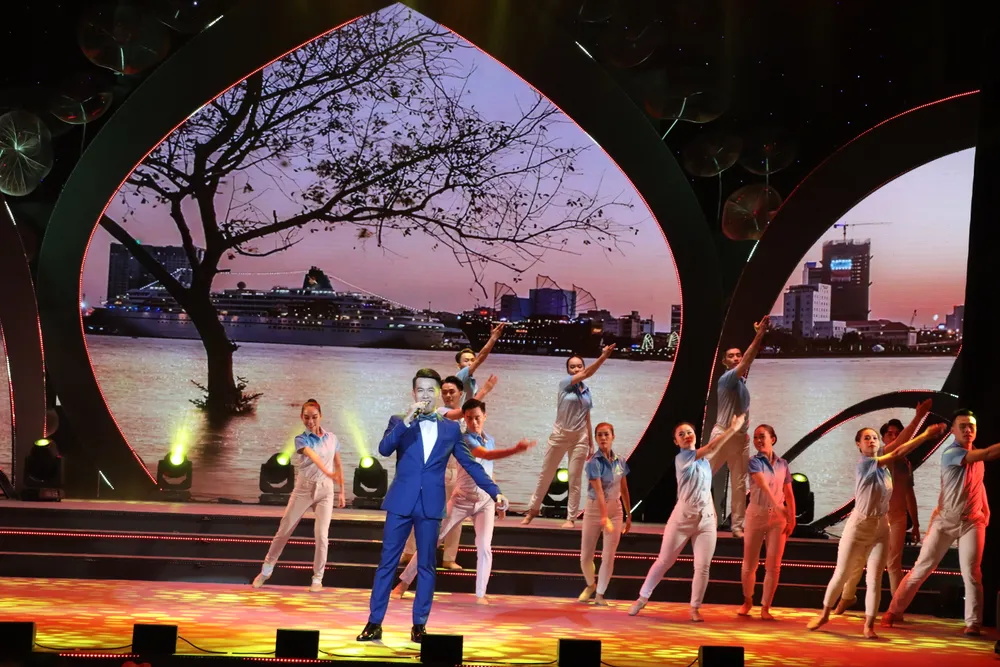 Hồ Trung Dũng trình diễn ca khúc &quot;Tự hào thành phố tôi yêu&quot;