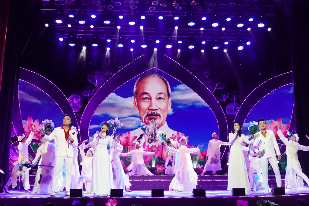 Tốp ca múa trình diễn ca khúc Hồ Chí Minh đẹp nhất tên Người mở màn chương trình. Ảnh: HÀ NGUYỄN