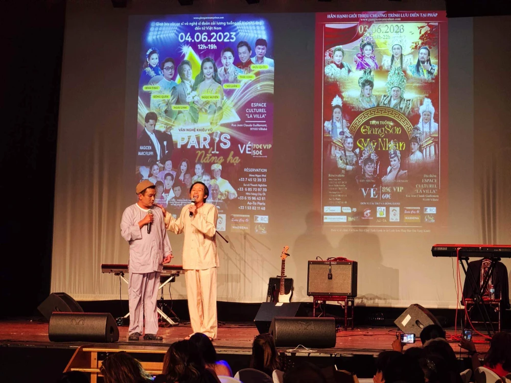 NSƯT Hoài Linh diễn tiểu phẩm hài cùng NSƯT Hữu Quốc