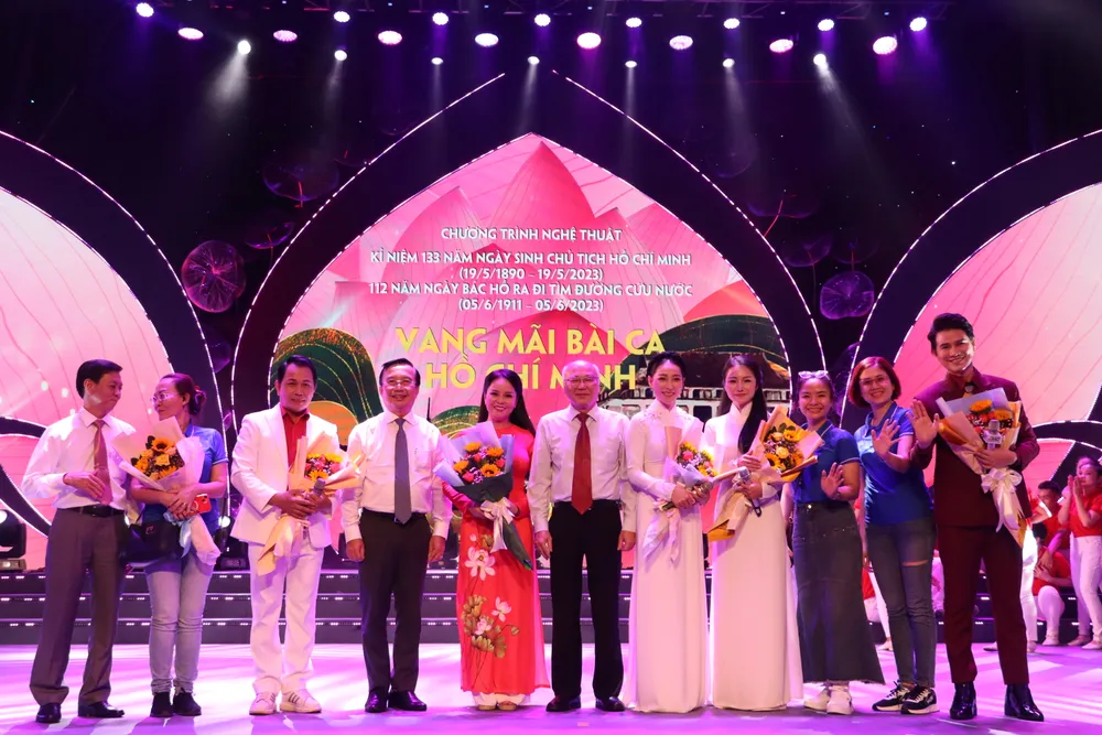 Ông Phan Nguyễn Như Khuê (giữa) và ông Trần Thế Thuận (thứ 4 từ trái sang) chụp hình lưu niệm cùng các nghệ sĩ cuối chương trình