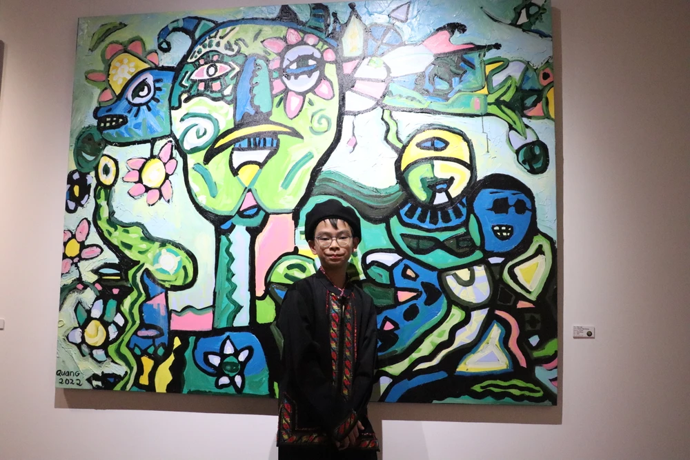 Hoàng Nhật Quang cùng tác phẩm của mình. Ảnh: HÀ NGUYỄN.