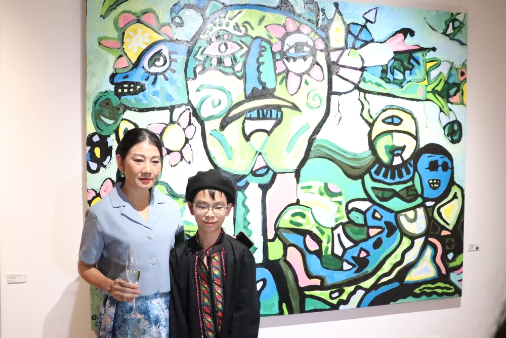 NSƯT Mỹ Uyên cũng đến thưởng lãm tranh của họa sĩ nhí. Ảnh: HÀ NGUYỄN