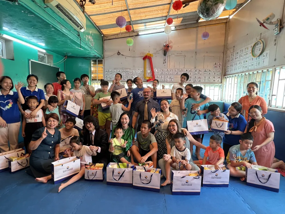 Nhân dịp này, tập đoàn European Wellness Việt Nam phối hợp với các mạnh thường quân trao quà từ thiện tại Trường chuyên biệt mầm non Tuổi Ngọc (quận Bình Thạnh, TP.HCM). Nhân dịp này, tập đoàn European Wellness Việt Nam phối hợp với các mạnh thường quân trao quà từ thiện tại Trường chuyên biệt mầm non Tuổi Ngọc (quận Bình Thạnh, TP.HCM).