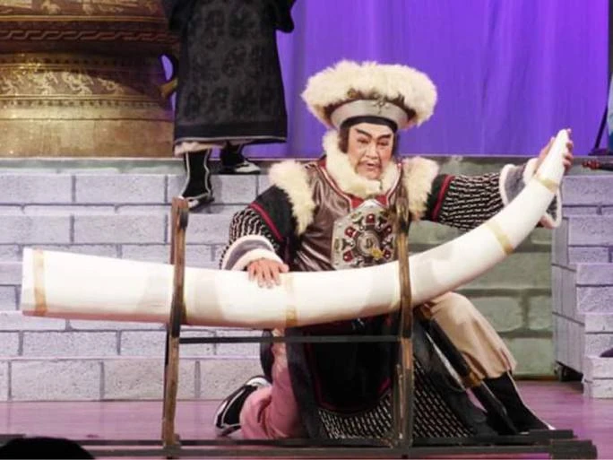 NSƯT Hùng Minh vào vai Mã Tắc trong vở "Tiếng trống Mê Linh". Ảnh: NSCC