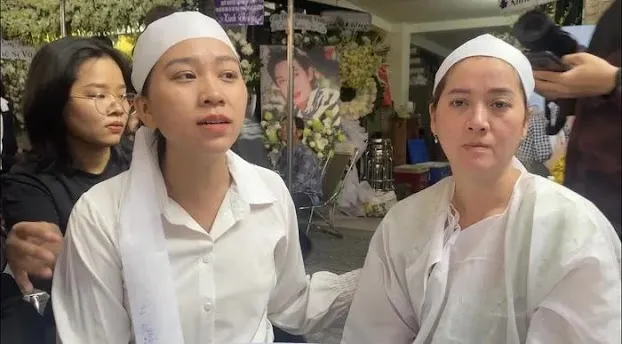 Hồng Phượng và Hồng Loan tại đám tang của NSƯT Vũ Linh. Ảnh: H.N