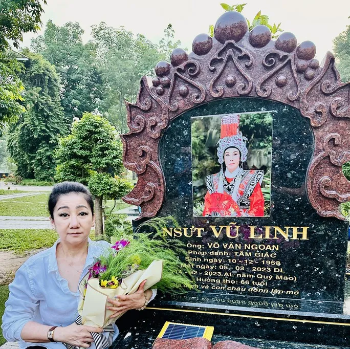 NSƯT Thanh Thanh Tâm bên mộ NSƯT Vũ Linh. Ảnh: T.H
