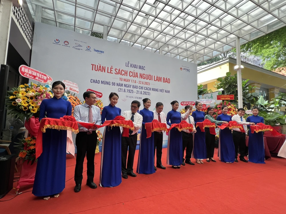 Các đại biểu cắt băng khánh khai mạc chương trình. Ảnh: QUỐC HƯƠNG.