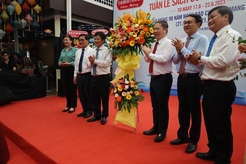 Lãnh đạo TP.HCM và các cơ quan báo chí tặng hoa đến Ban tổ chức “Tuần lễ Sách của người làm báo”.