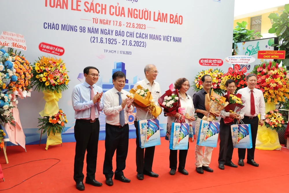 Ban tổ chức cho biết từ khi tiếp nhận tác phẩm của người làm báo trong cả nước, trong vòng một tháng đã nhận 281 tựa sách với 55 tác phẩm của 7 cơ quan báo chí, 226 tác phẩm của 105 phóng viên, nhà báo, nhóm tác giả đang công tác tại các cơ quan báo chí trên khắp cả nước. Trong đó có nhiều tác phẩm được trao giải vì tính thời sự, nhân sinh cao.