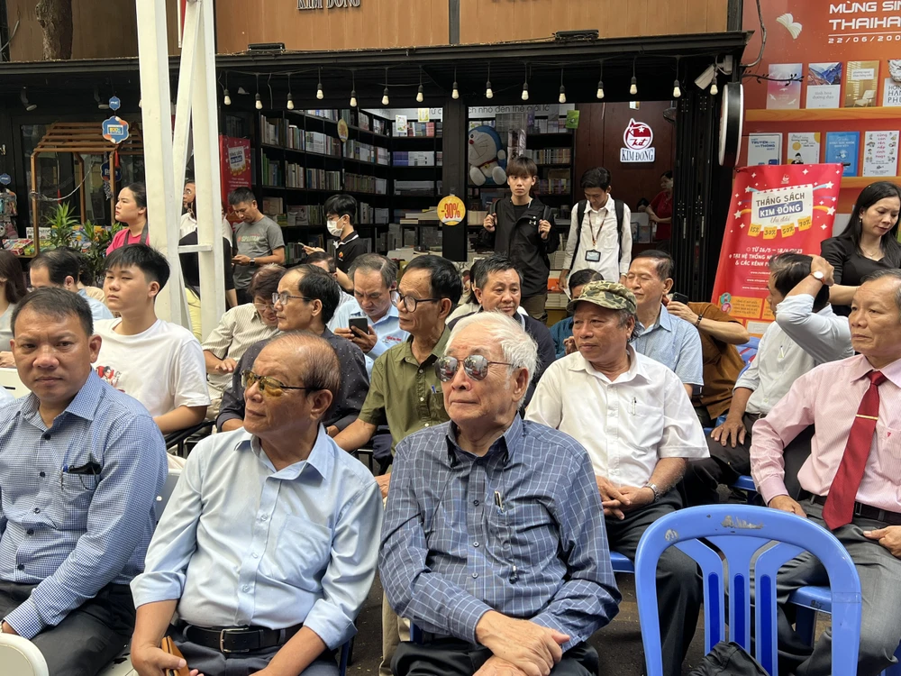 Lễ khai mạc “Tuần lễ Sách của người làm báo” có sự tham của các nhà văn, nhà báo, phóng viên nổi tiếng