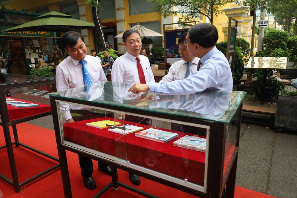 Ông Dương Anh Đức cùng lãnh đạo các cơ quan báo chí tại TP.HCM tham quan sách trưng bày nằm trong chương trình.