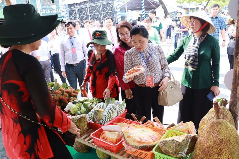Lãnh đạo TP.HCM tham quan các gian hàng tại sự kiện.