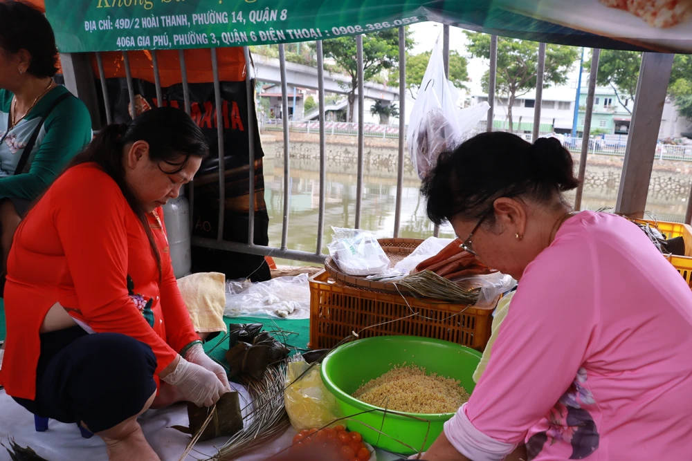 Chị Võ Thị Trọn cùng các chị em gói bánh để nấu bán cho khách.