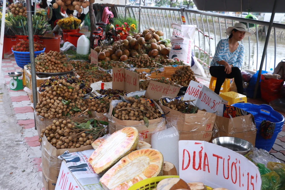 Các loại trái cây được bày bán tại lễ hội.