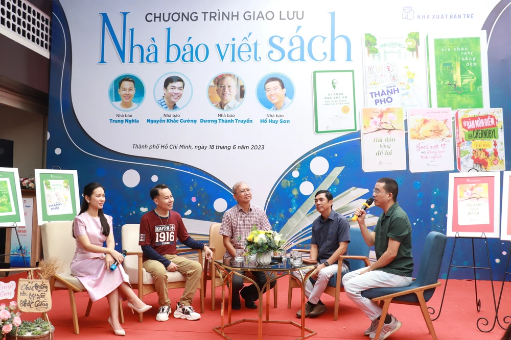 Các diễn giả tại buổi giao lưu từ phải qua: nhà báo Hồ Huy Sơn, nhà báo Nguyễn Khắc Cường, tác giả Dương Thành Truyền và Trung Nghĩa. Ảnh: HÀ NGUYỄN