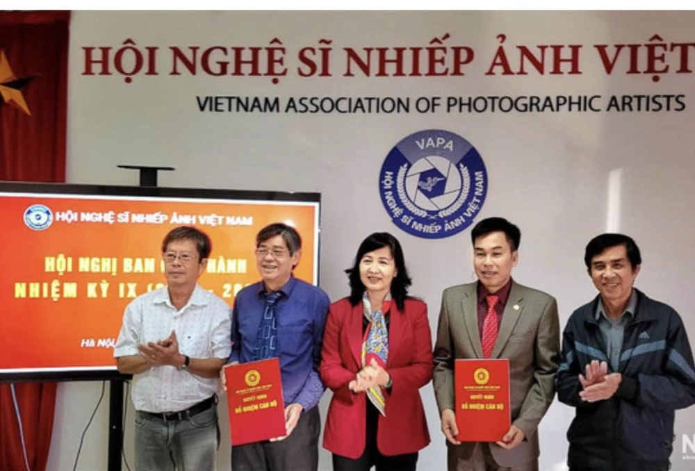 NSNA Hoàng Thạch Vân giữ chức Phó chủ tịch Hội Nghệ sĩ nhiếp ảnh Việt Nam vào tháng 11-2022. Ảnh: TL