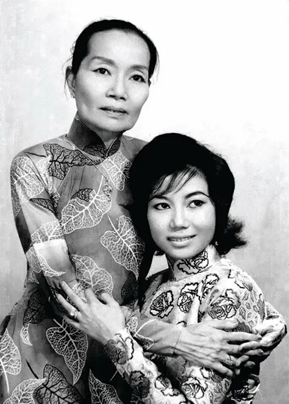 NSND Kim Cương bên mẹ, cố NSND Bảy Nam lúc còn trẻ. Ảnh: NSCC NSND Kim Cương bên mẹ, cố NSND Bảy Nam lúc còn trẻ. Ảnh: NSCC