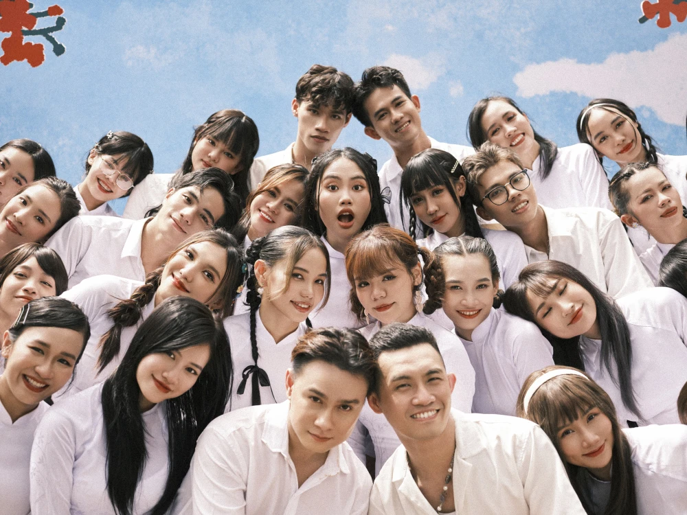 Phương Mỹ Chi và dàn cameo trong MV Đẩy xe bò. Ảnh: NSCC