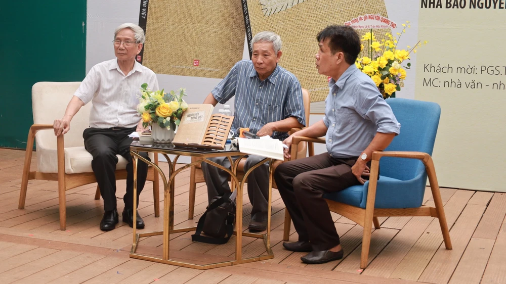 Từ trái sang: PSG.TS. Đặng Ngọc Lệ, nhà báo Nguyễn Quang Thọ và nhà thơ Lê Minh Quốc. Ảnh: QUỐC HƯƠNG