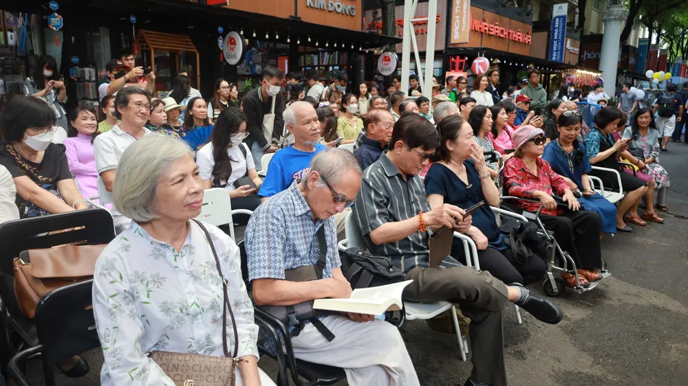 Đông đảo bạn bè báo chí đến với buổi giao lưu