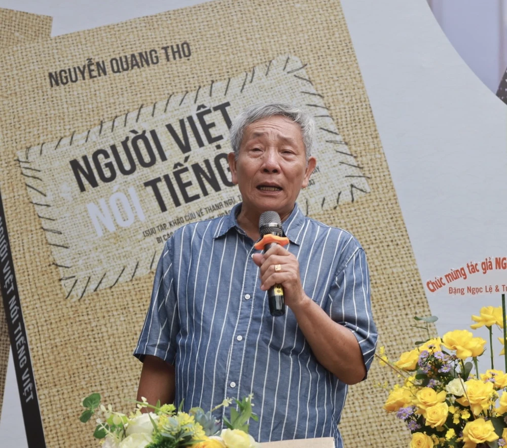 Nhà báo Nguyễn Quang Thọ chia sẻ tại buổi giao lưu, ra mắt sách