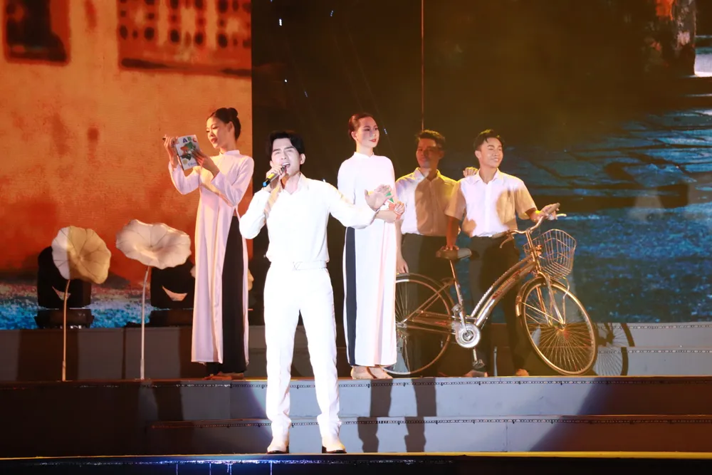 Ca sĩ Đan Trường thể hiện ca khúc Hương thầm