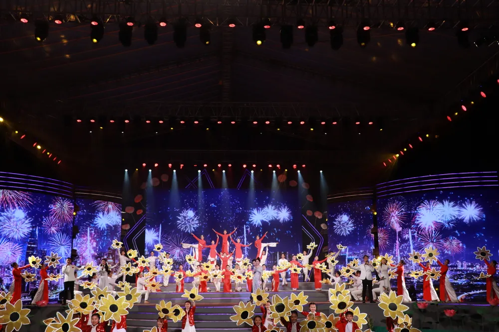 Chương trình khép lại với liên khúc Chào 50 năm thành phố rạng rỡ tên Người do Võ Thành Tâm, Phan Ngọc Luân, Trúc Lai và Thùy Trinh thể hiện với sự hỗ trợ của nhóm múa như một lời khẳng định Đảng bộ - Chính quyền và Nhân dân thành phố luôn tự hào, phấn đấu sống, làm việc, cống hiến để xứng đáng là thành phố mang tên Bác kính yêu.