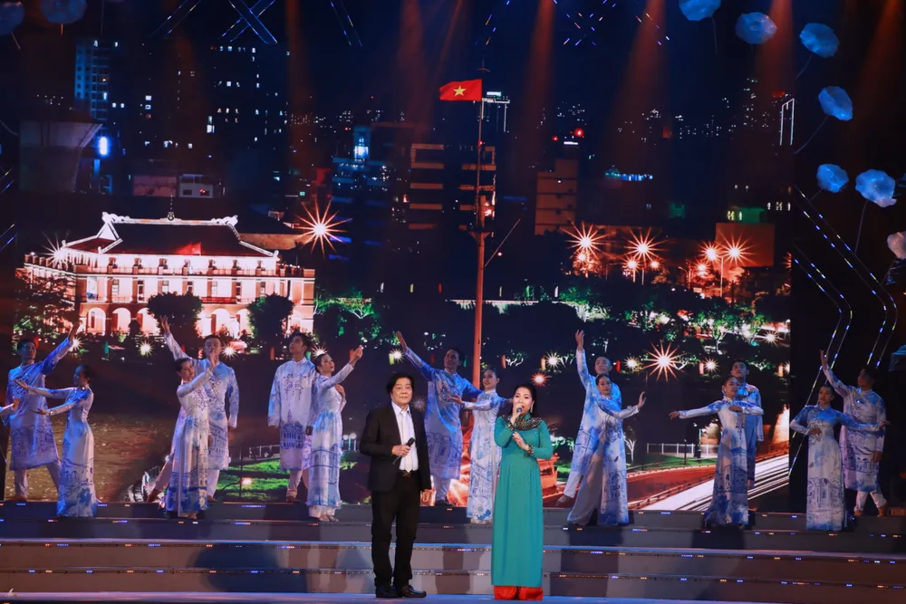 NSND Trọng Hữu cùng NSƯT Thu Vân thể hiện tiết mục ca cổ Sài Gòn – Thành phố Hồ Chí Minh khúc tráng ca huyền thoại