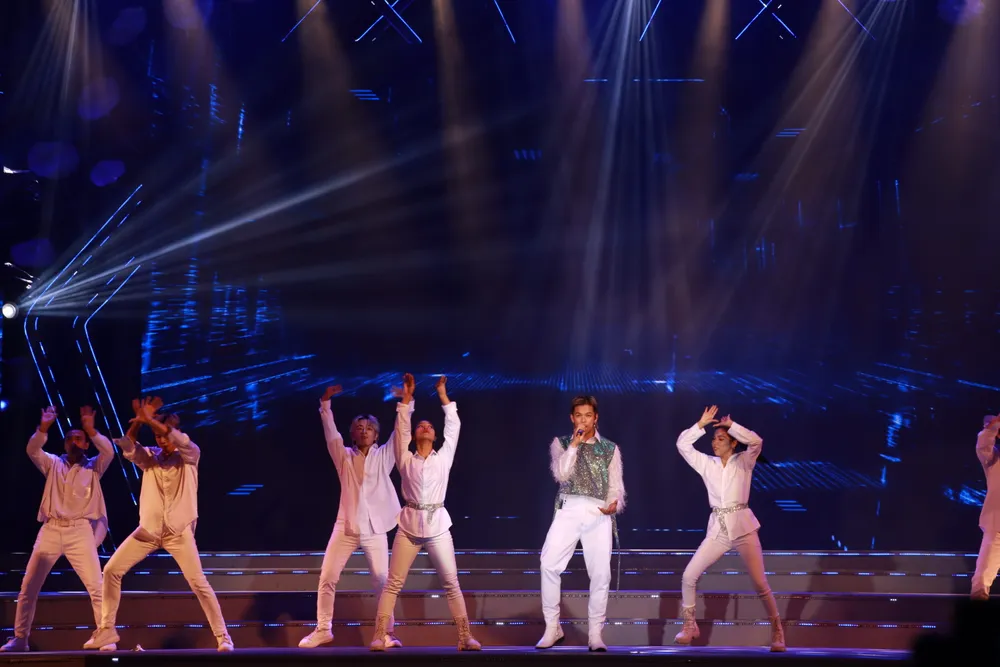 Ca sĩ Trọng Hiếu với tiết mục Con đường tôi