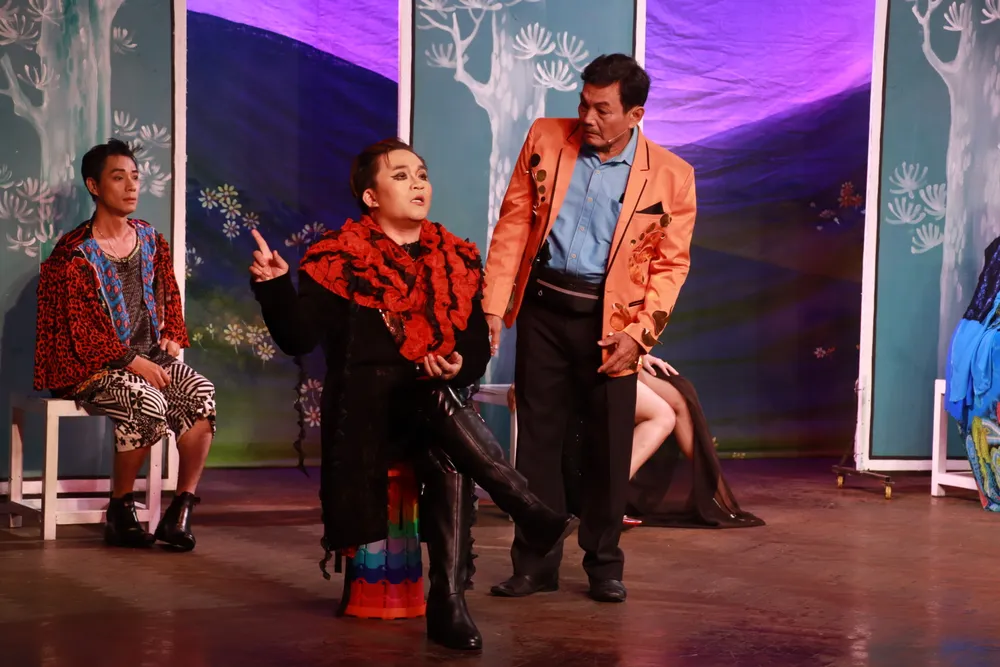 Một nhà thiết kế dị biệt tài năng nhưng cao ngạo, khiến Đại không được lòng những người trong công ty.