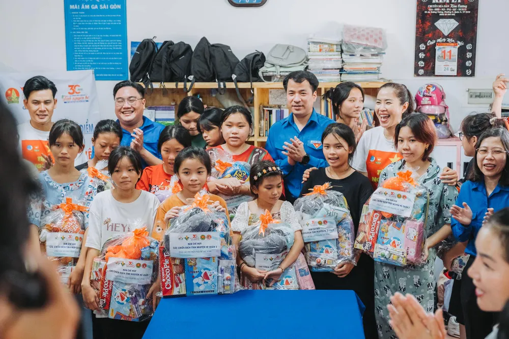 Đội tình viên nghệ sĩ thành phố luôn có các hoạt động thiện nguyện ý nghĩa dành cho trẻ em. Ảnh: FB MC Quỳnh Hoa