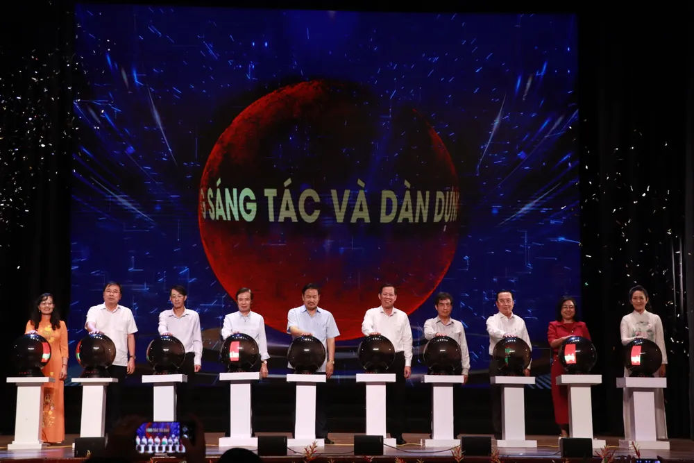 Lãnh đạo thành phố và các đại biểu thực hiện nghi thức phát động Cuộc vận động sáng tác. Ảnh: VĂN HÀ Lãnh đạo thành phố và các đại biểu thực hiện nghi thức phát động Cuộc vận động sáng tác. Ảnh: VĂN HÀ