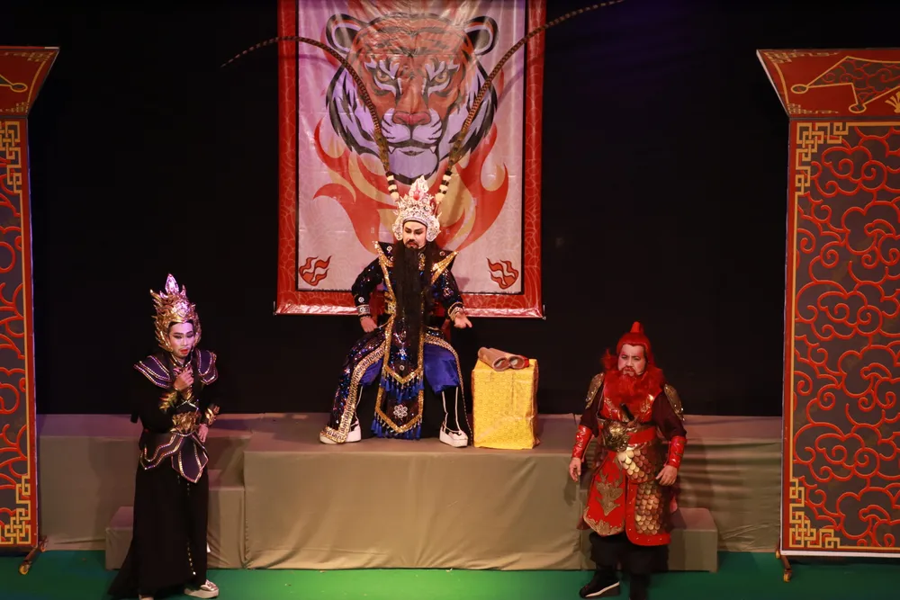 Bạch Luân lần đầu thử sức với vai kép lão Dương Lục Sứ (giữa) cùng Thanh Dư (vai Tiêu Tán) và NS Bạch Long (vai Mạnh Lương).