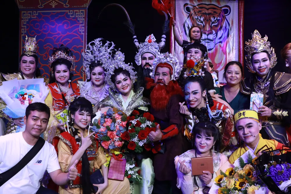 NS Bạch Long (giữa) cùng NSƯT Trinh Trinh, Tú Sương và các học trò. Ảnh: VĂN HÀ