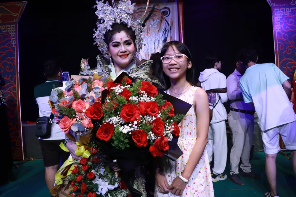 Bé Trần Khánh An con gái chị Như chụp ảnh cùng NSƯT Trinh Trinh.