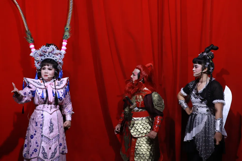 NSƯT Tú Sương (trái) và NS Bạch Long trong một phân đoạn.