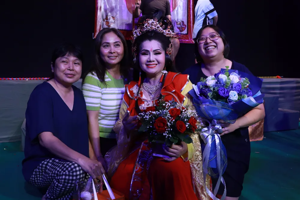 Nhiều thế hệ khán giả đến xem và ủng hộ vở diễn.