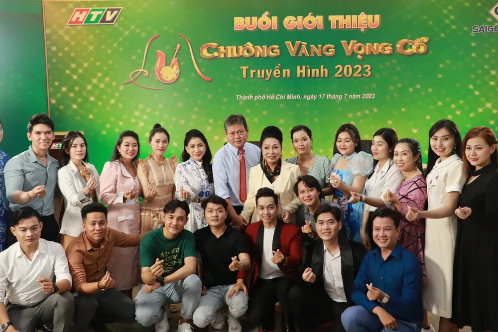 Các thí sinh chụp hình lưu niệm cùng BTC và giám khảo