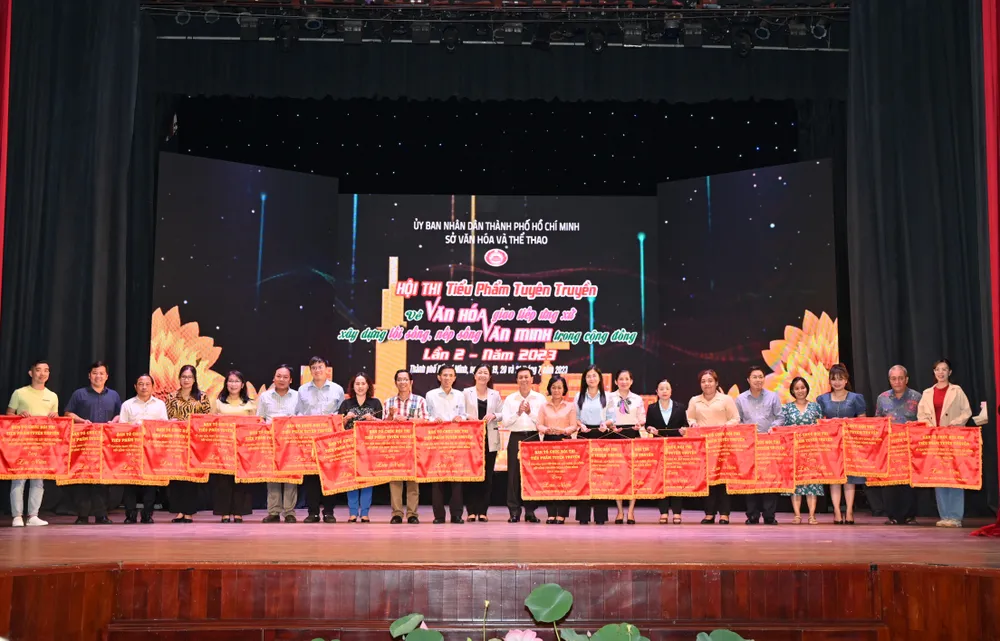 Ban tổ chức trao cờ thi đua cho các đơn vị dự thi trong đêm khai mạc.